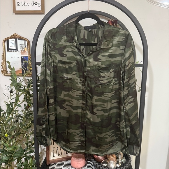 Sanctuary Green Camouflage button down Blouse size xs - Picture 2 of 7